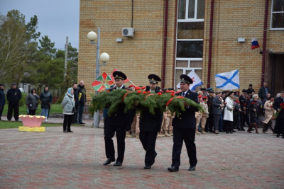Торжественное возложение цветов к Мемориалу Памяти и Славы
